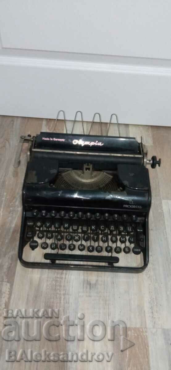 Παλιά λειτουργική γραφομηχανή με τιμή 98.00 BGN | € 50.11