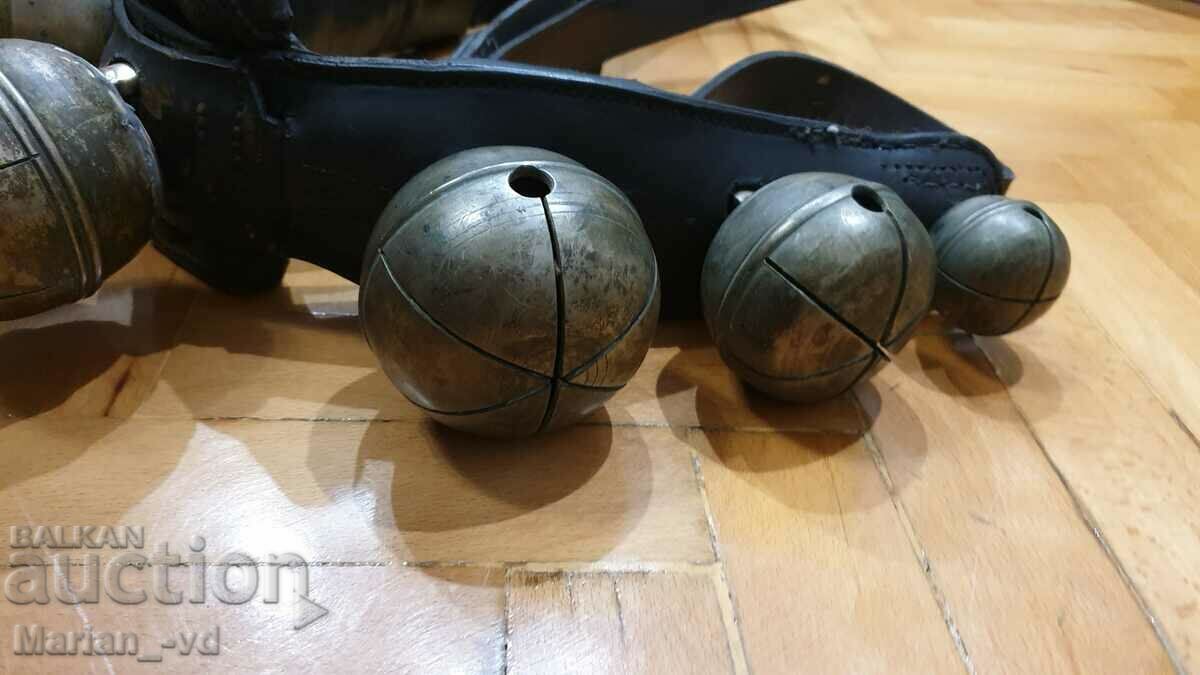 Παλιό κολιέ αλόγου με μεγάλες καμπάνες-παξιμάδια με τιμή 450.00 BGN | € 230.08 Παλιό κολιέ αλόγου με μεγάλες καμπάνες-παξιμάδια με τιμή 450.00 BGN | € 230.08