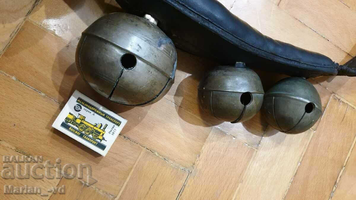 Δημοπρασία Παλιό κολιέ αλόγου με μεγάλες καμπάνες-παξιμάδια Δημοπρασία Παλιό κολιέ αλόγου με μεγάλες καμπάνες-παξιμάδια