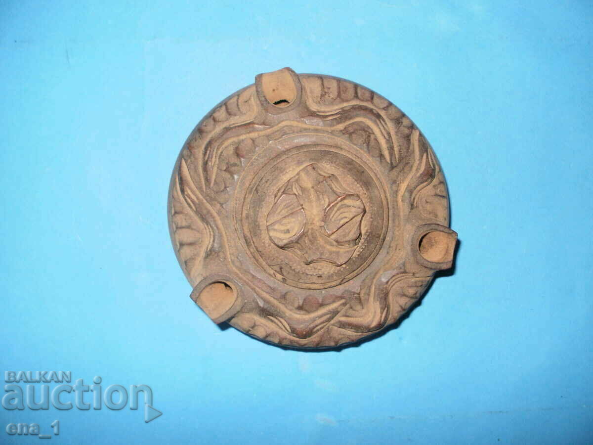 Auction Wooden 4-pronged, richly carved, lidded jar Auction Wooden 4-pronged, richly carved, lidded jar