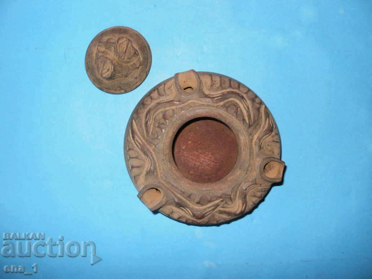 Delivery of Wooden 4-pronged, richly carved, lidded jar Delivery of Wooden 4-pronged, richly carved, lidded jar