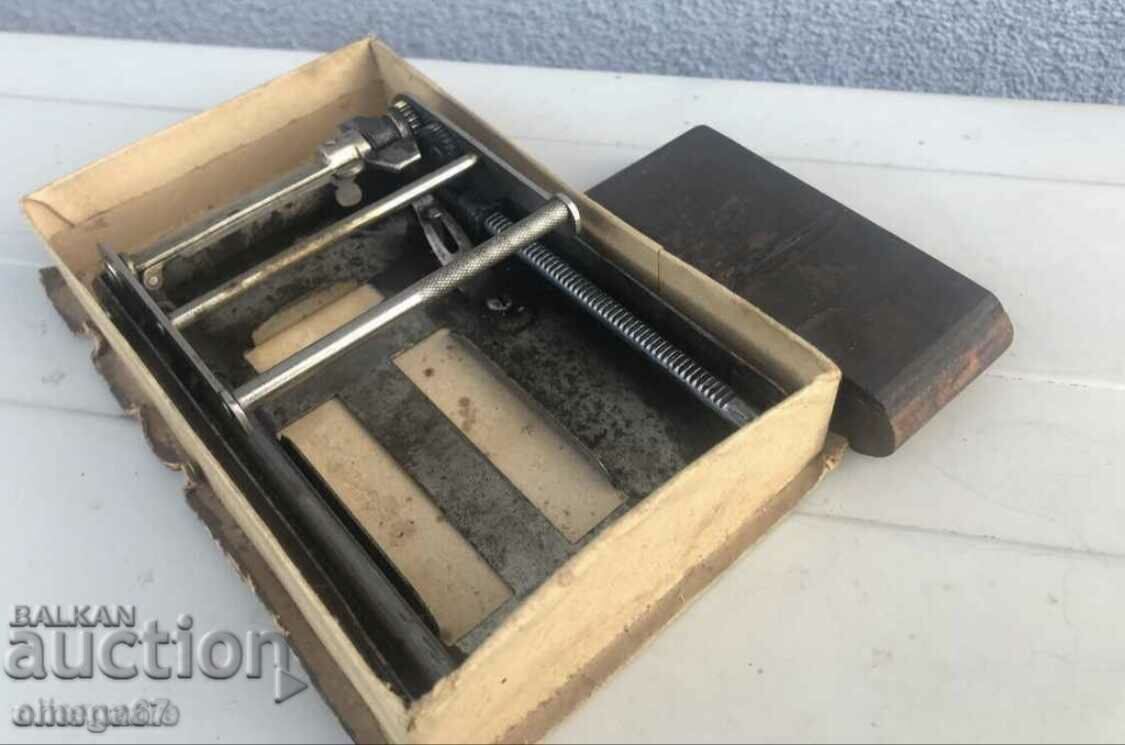 Auction  Antique razor blade sharpening machine SERVUS!