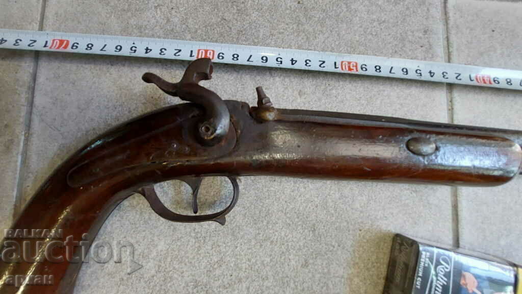 Licitație Un pistol capsulă din secolul al XIX-lea cu o țeavă lungă Licitație Un pistol capsulă din secolul al XIX-lea cu o țeavă lungă