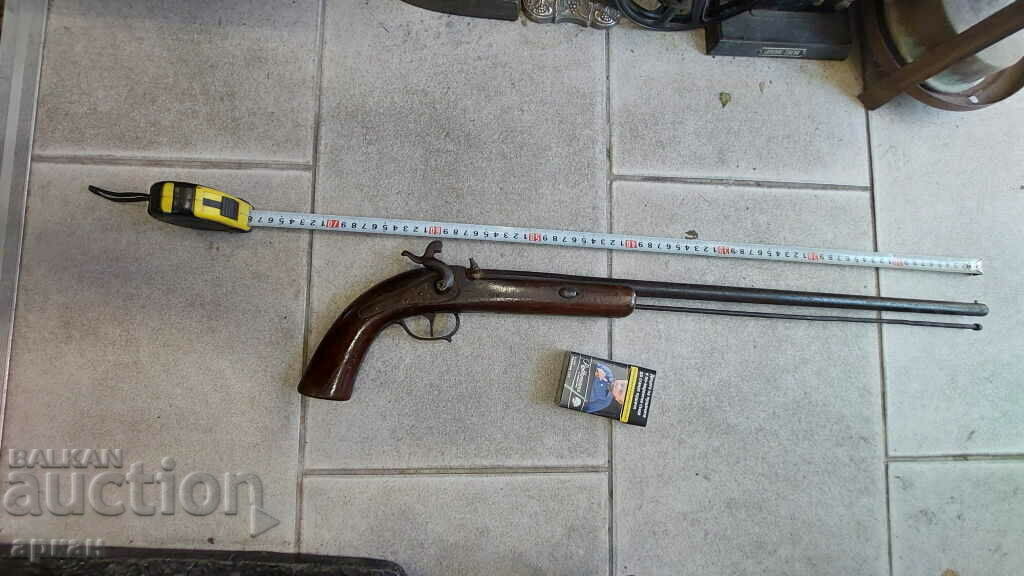 Un pistol capsulă din secolul al XIX-lea cu o țeavă lungă Un pistol capsulă din secolul al XIX-lea cu o țeavă lungă