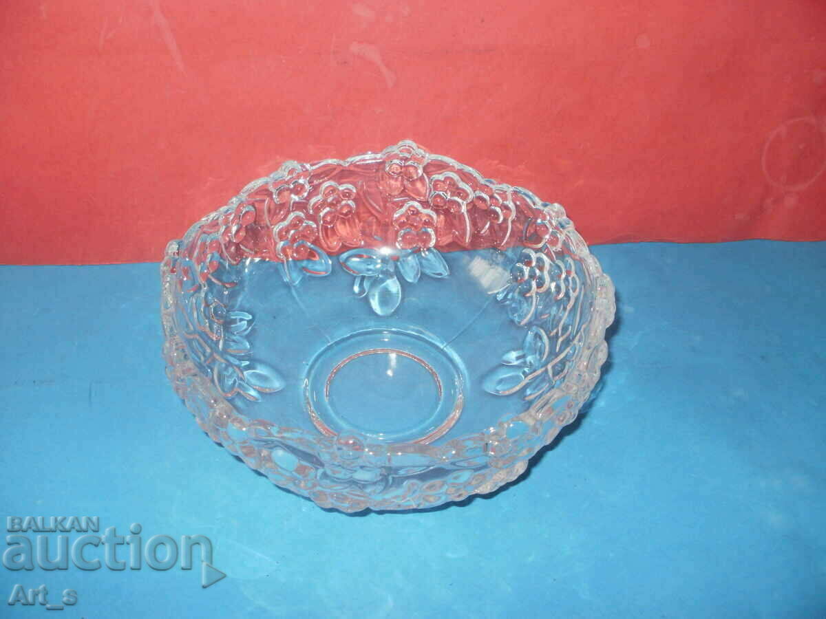 Beautiful thick glass fruit bowl with ornaments with price 9.99 BGN | € 5.11 Beautiful thick glass fruit bowl with ornaments with price 9.99 BGN | € 5.11