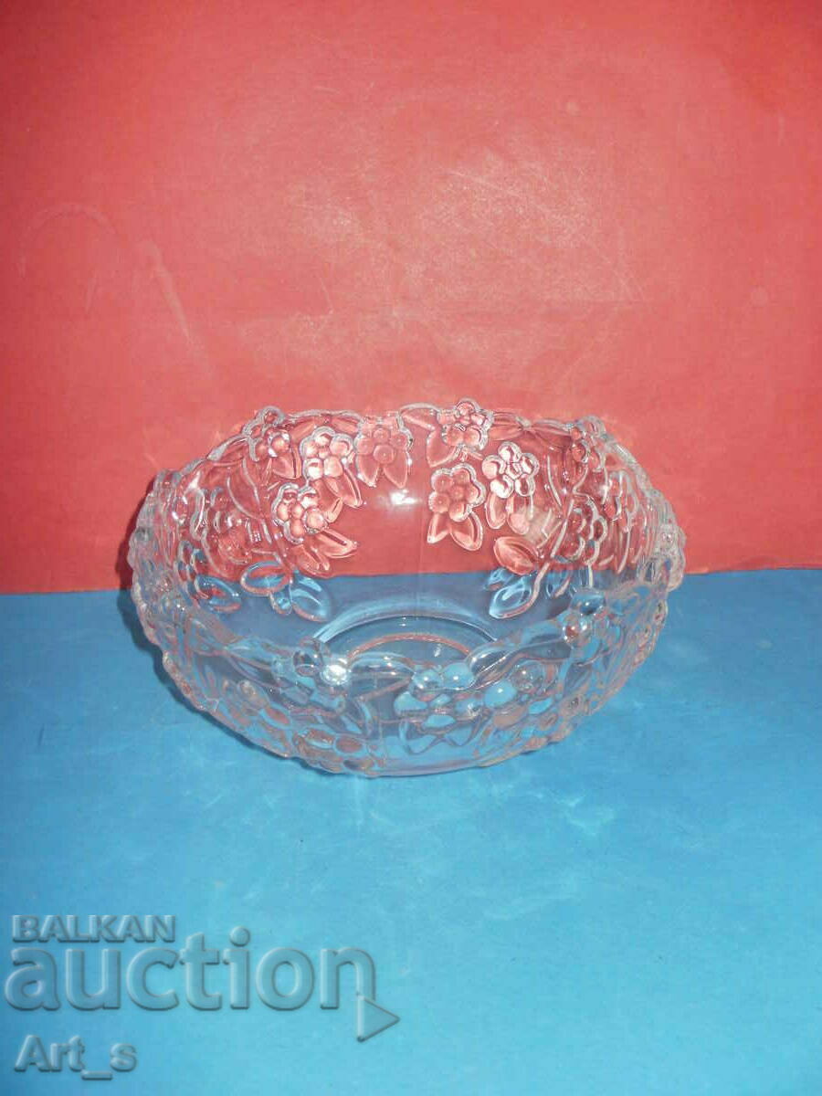Delivery of Beautiful thick glass fruit bowl with ornaments Delivery of Beautiful thick glass fruit bowl with ornaments