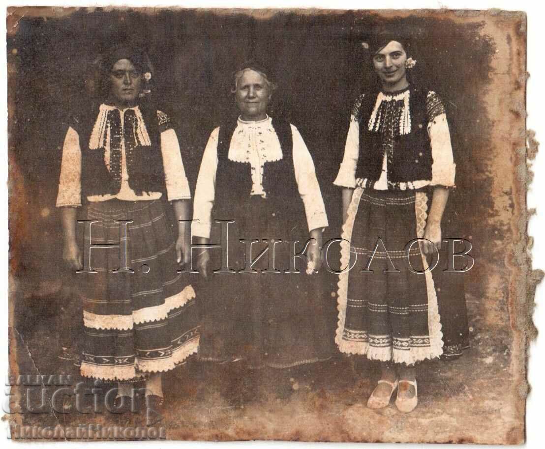 SMALL OLD PHOTO WOMEN IN FOLK COSTUME D009