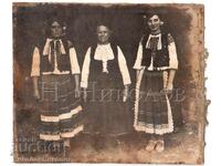 SMALL OLD PHOTO WOMEN IN FOLK COSTUME D009