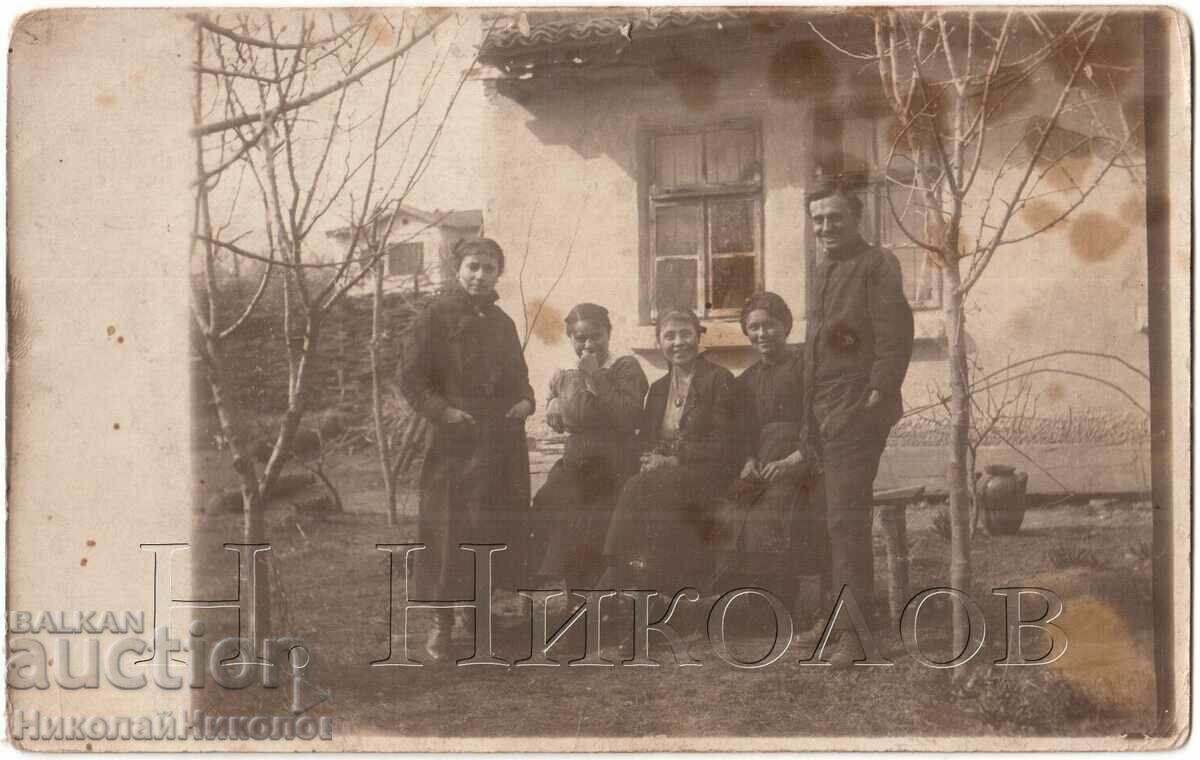 1918 OLD PHOTO POPOVO YOUTH IN THE YARD D029