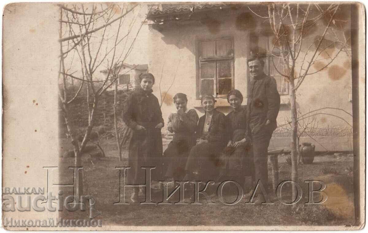 1918 OLD PHOTO POPOVO YOUTH IN THE YARD D029 1918 OLD PHOTO POPOVO YOUTH IN THE YARD D029