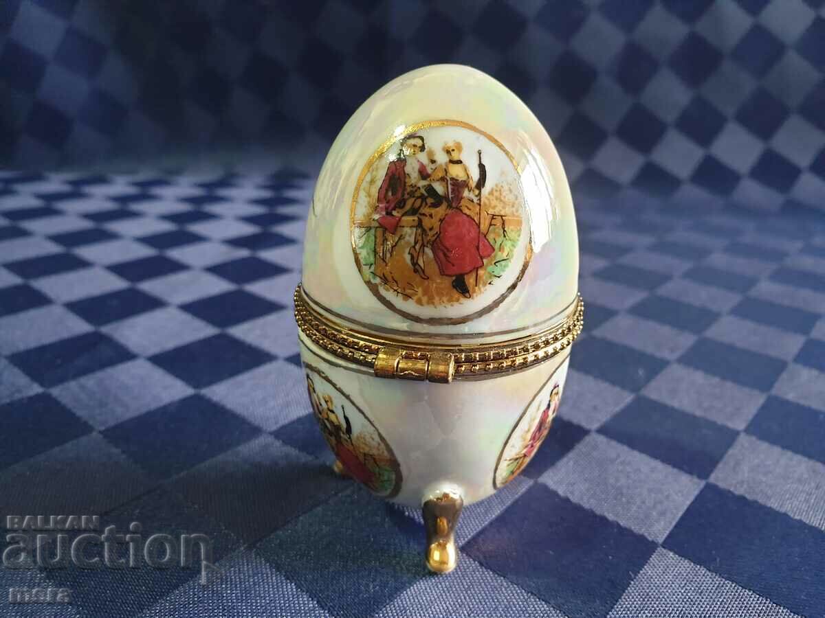 Porcelain mother-of-pearl egg jewelry box with price 35.00 BGN | € 17.90