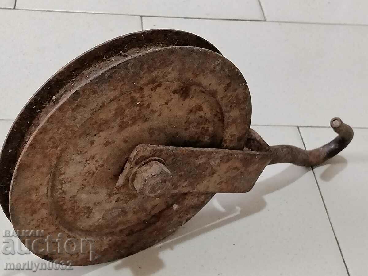 Delivery of Old Wrought Pulley Pulley Polyspast Wrought Iron Delivery of Old Wrought Pulley Pulley Polyspast Wrought Iron