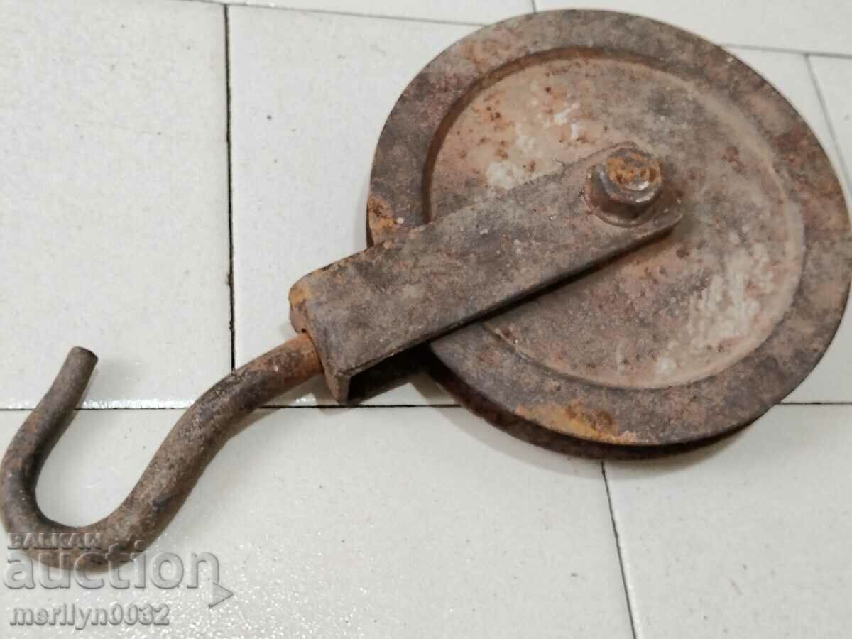 Old Wrought Pulley Pulley Polyspast Wrought Iron - 7 Old Wrought Pulley Pulley Polyspast Wrought Iron - 7