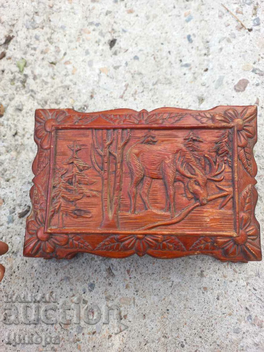 CUTIE DE BIJUTERII VECHE DIN LEMN SCULTURA IN LEMN SCENA DE VÂNATOARE cu preț 120.00 BGN | € 61.36