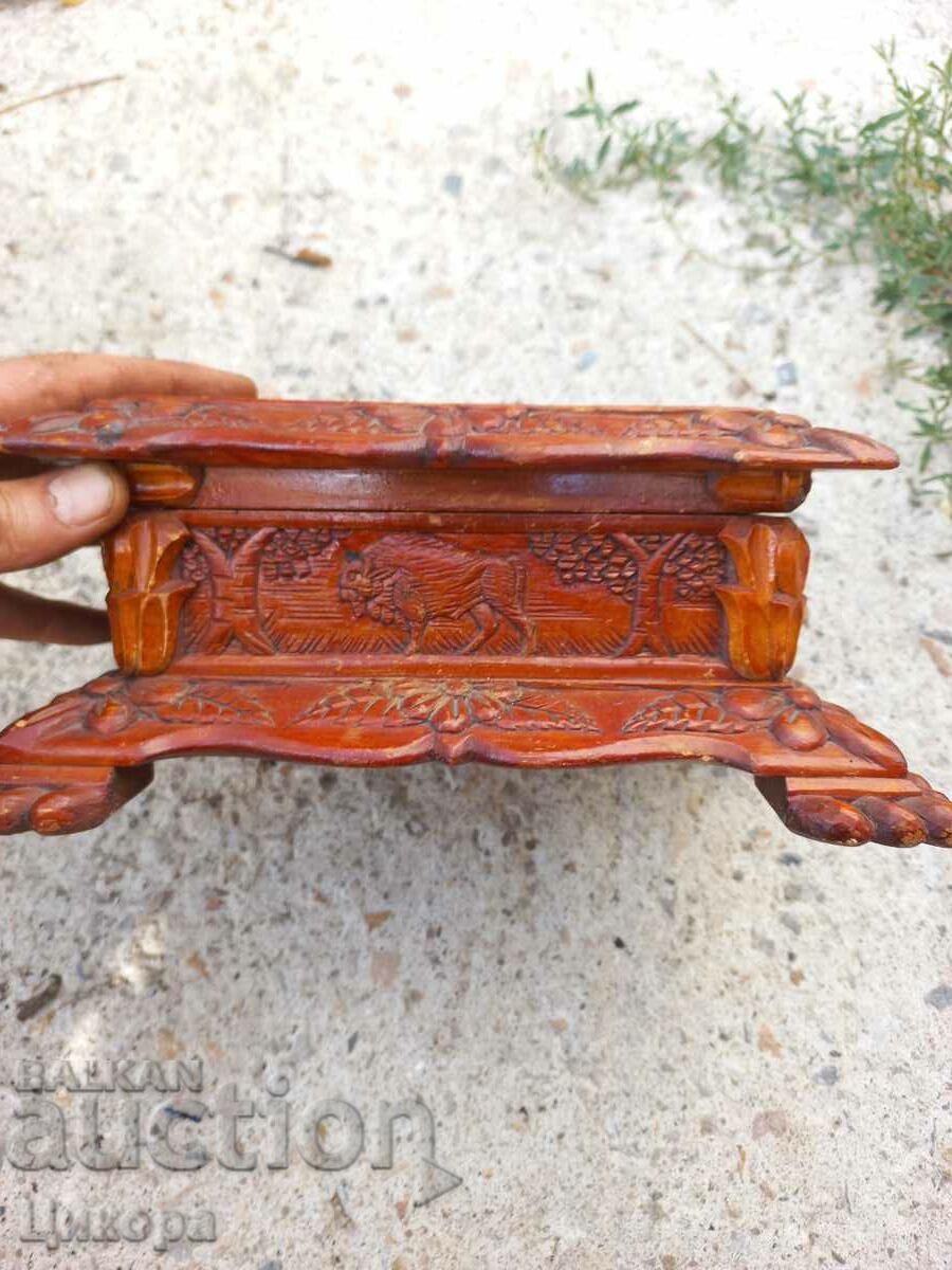 Licitație CUTIE DE BIJUTERII VECHE DIN LEMN SCULTURA IN LEMN SCENA DE VÂNATOARE