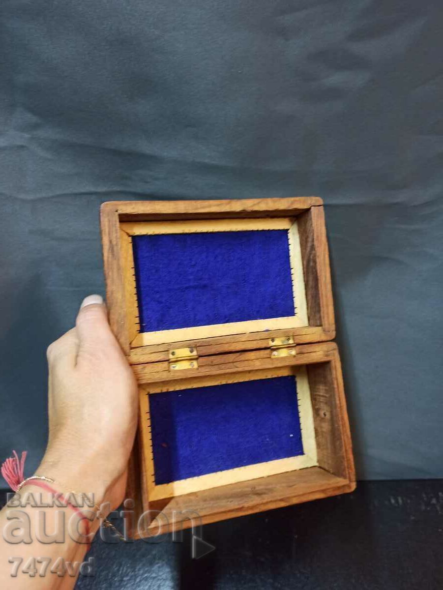Delivery of A beautiful wooden jewelry box with rich carving and mother of pearl Delivery of A beautiful wooden jewelry box with rich carving and mother of pearl