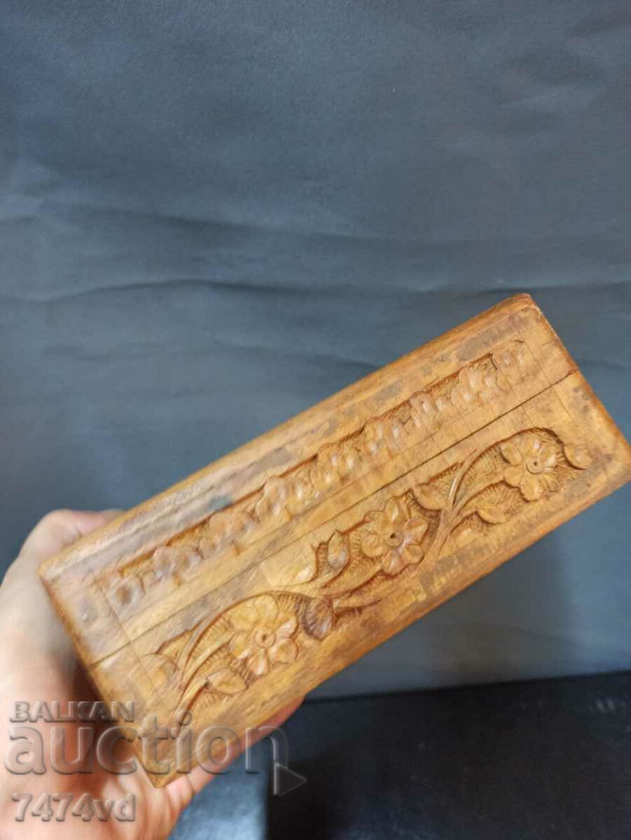 A beautiful wooden jewelry box with rich carving and mother of pearl - 5 A beautiful wooden jewelry box with rich carving and mother of pearl - 5