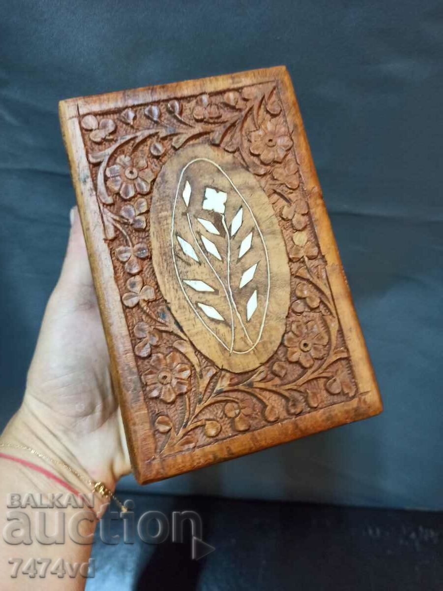 Όμορφη ξύλινη κοσμηματοθήκη με πλούσιο σκάλισμα και φίλντισι