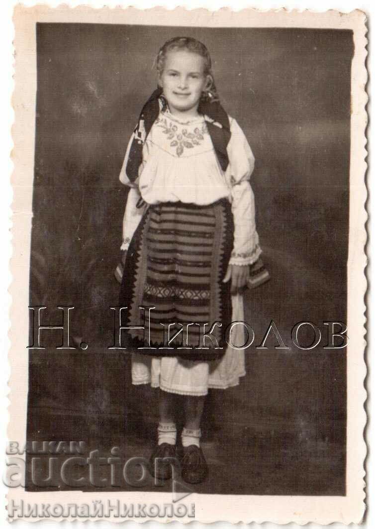 LITTLE OLD PHOTO LITTLE GIRL IN FOLK COSTUME D044