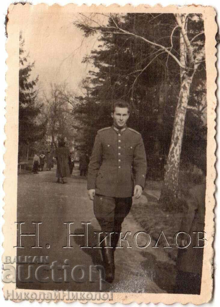 1951 LITTLE OLD PHOTO SOFIA YOUNG MILITARY IN A PARK D045