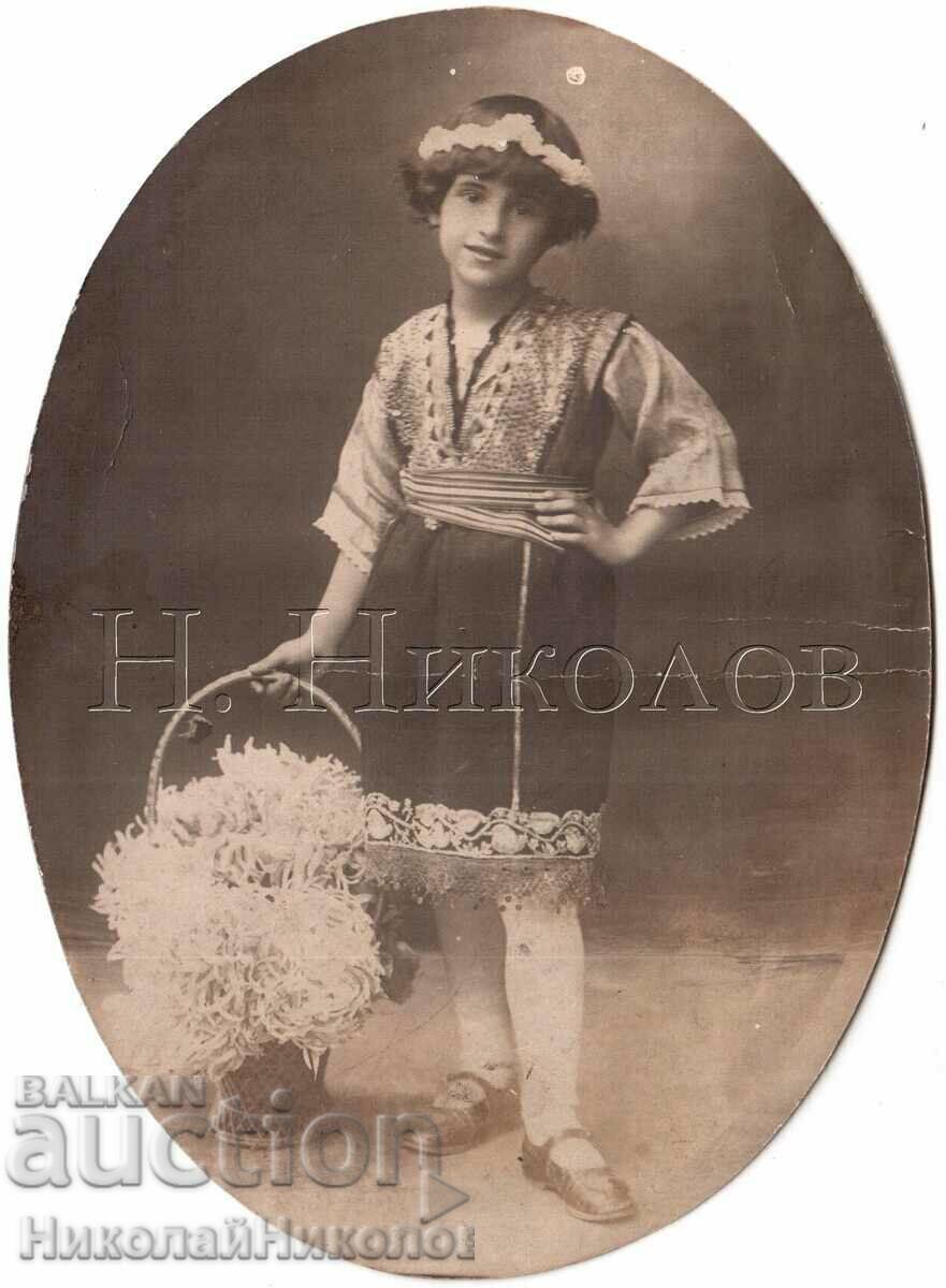 OLD PHOTO OF WOMAN IN FOLK COSTUME IN STUDIO D047