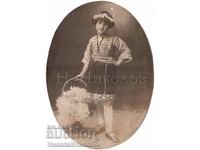 OLD PHOTO OF WOMAN IN FOLK COSTUME IN STUDIO D047