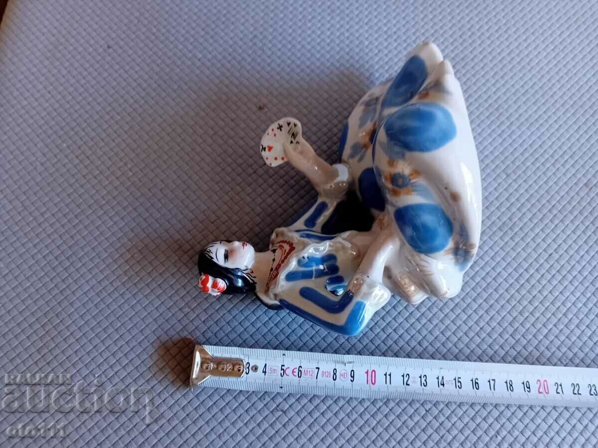 Licitație STATUETA VECHE DE PORCELAN RUS Licitație STATUETA VECHE DE PORCELAN RUS