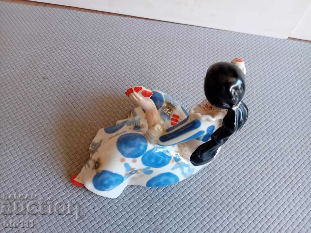 Livrarea STATUETA VECHE DE PORCELAN RUS Livrarea STATUETA VECHE DE PORCELAN RUS