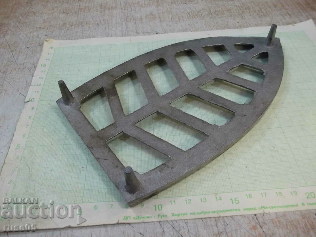 Auction Iron stand made of metal - 2 Auction Iron stand made of metal - 2