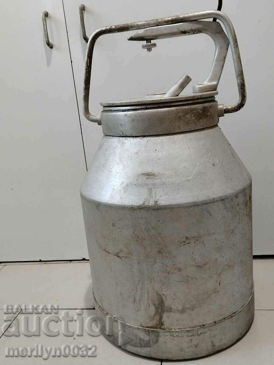 Canistra cu găleată pentru ulcior de lapte din aluminiu din metal vechi din URSS cu preț 85.00 BGN | € 43.46 Canistra cu găleată pentru ulcior de lapte din aluminiu din metal vechi din URSS cu preț 85.00 BGN | € 43.46