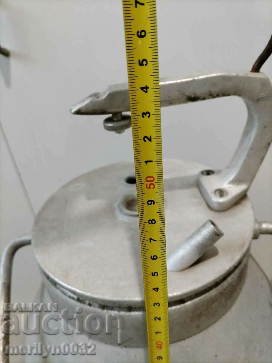 Licitație Canistra cu găleată pentru ulcior de lapte din aluminiu din metal vechi din URSS Licitație Canistra cu găleată pentru ulcior de lapte din aluminiu din metal vechi din URSS