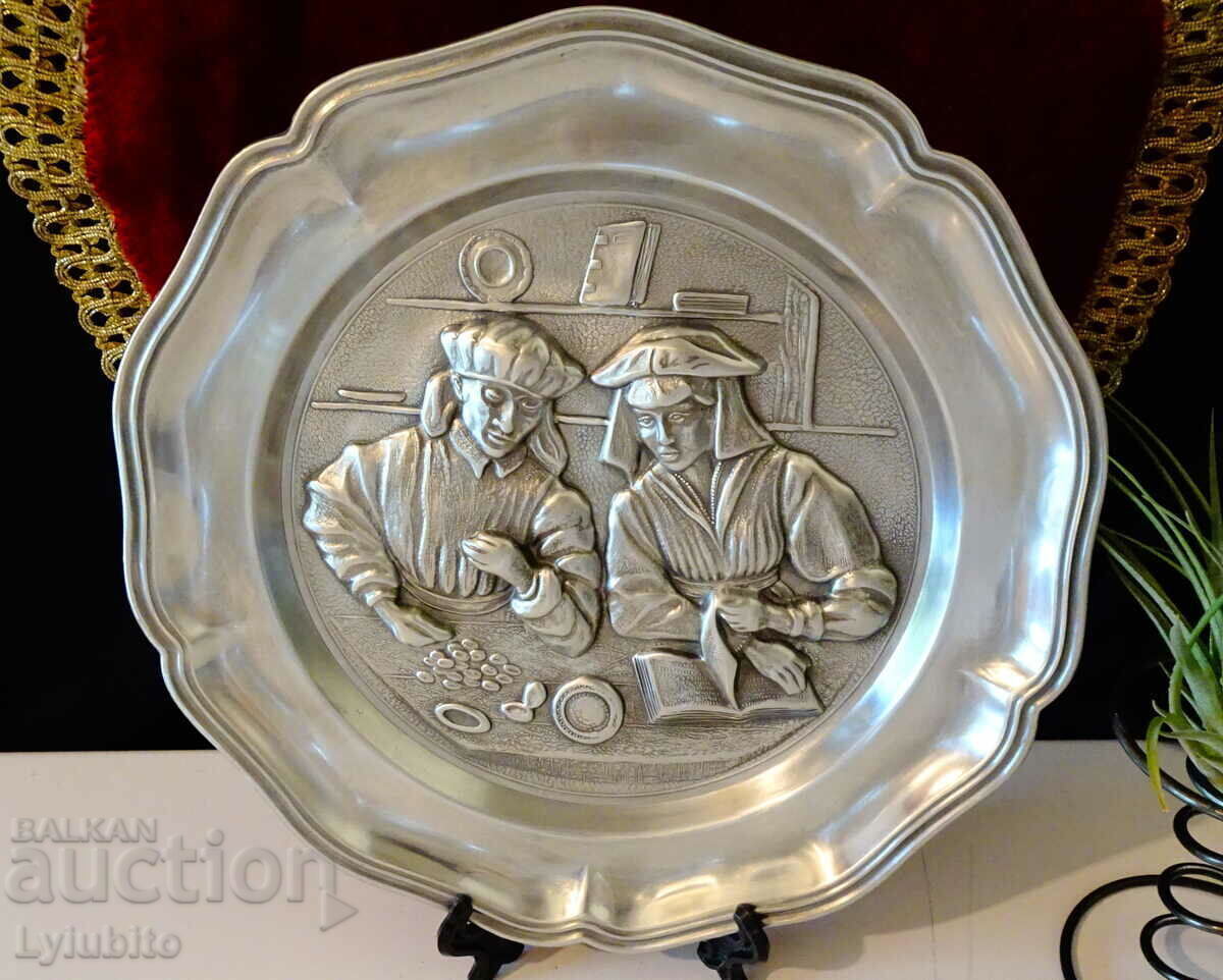 Renaissance-style hand-painted plate, panel with original artwork with price 29.00 BGN | € 14.83 Renaissance-style hand-painted plate, panel with original artwork with price 29.00 BGN | € 14.83