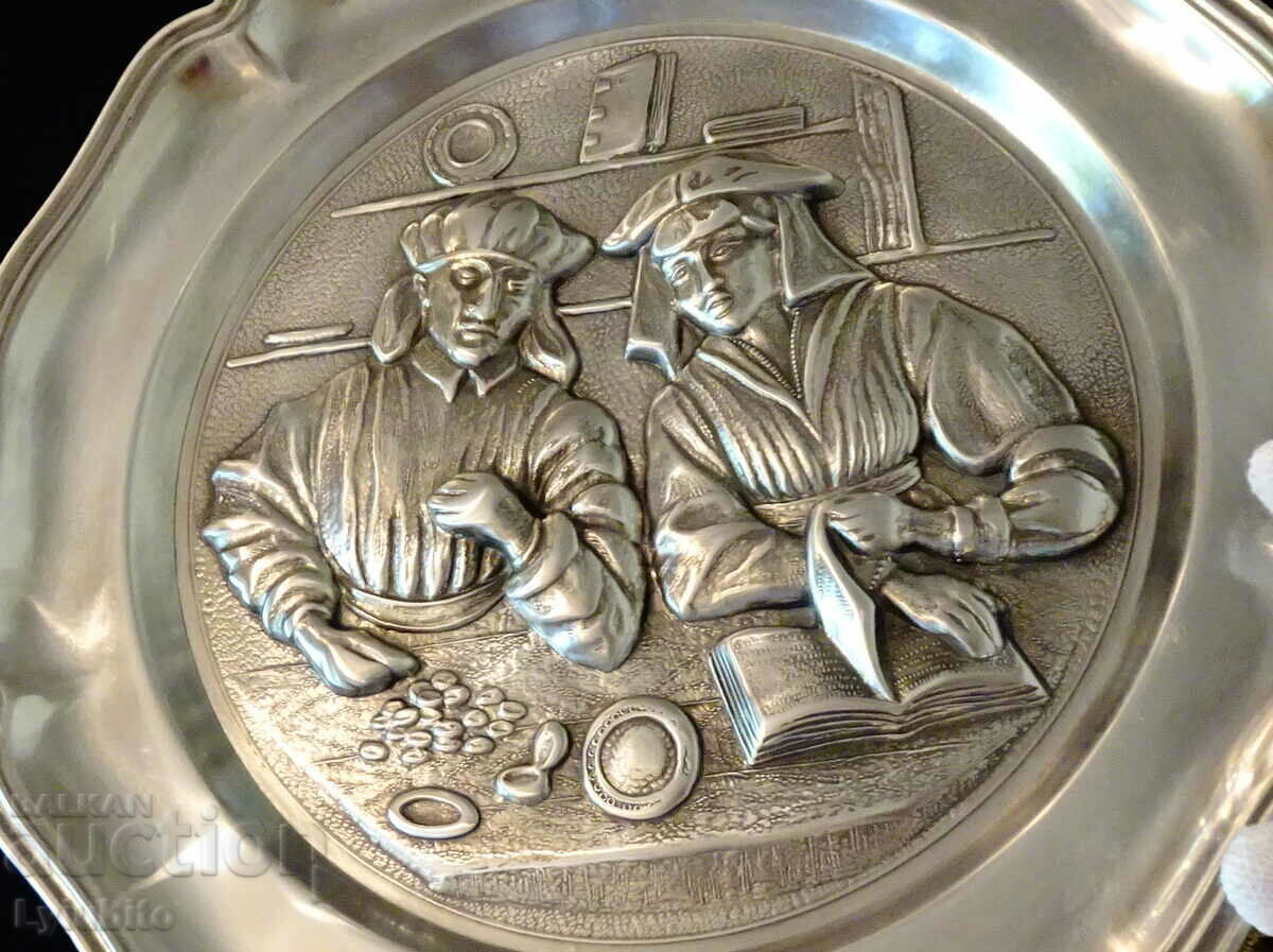 Auction Renaissance-style hand-painted plate, panel with original artwork Auction Renaissance-style hand-painted plate, panel with original artwork