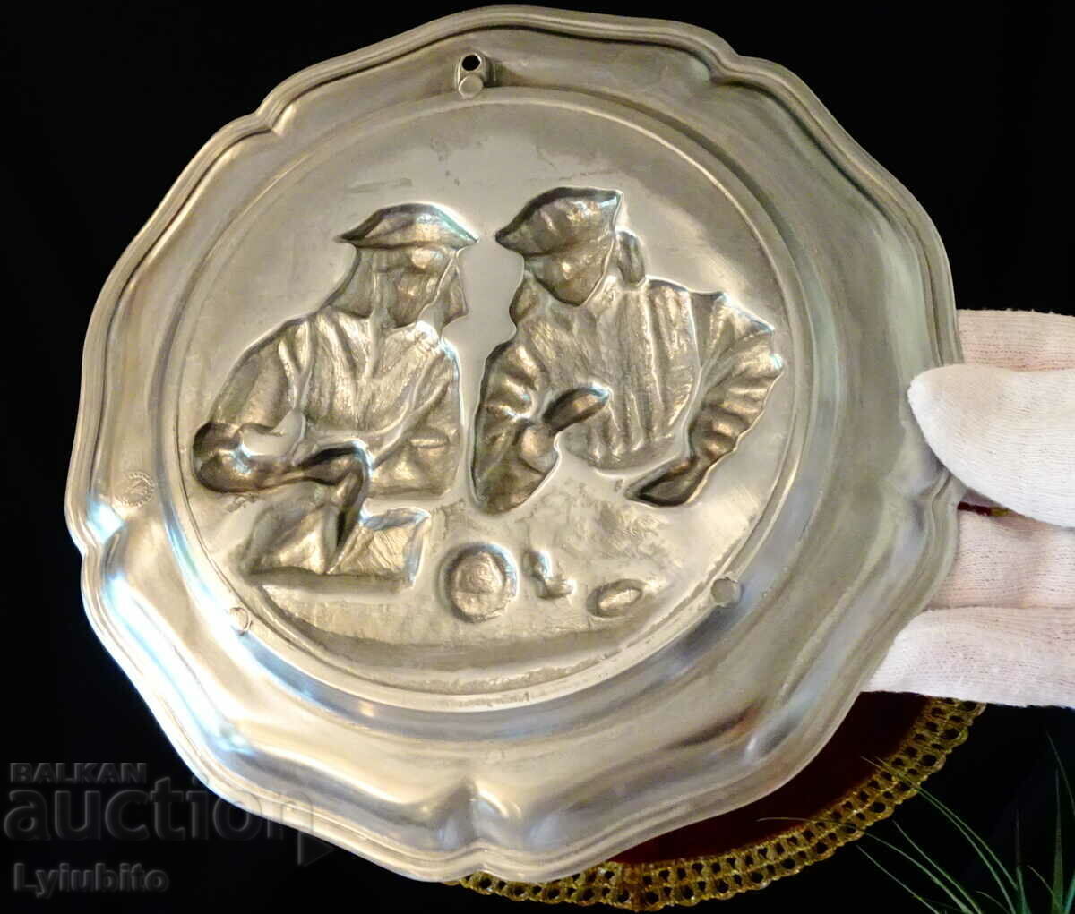 Delivery of Renaissance-style hand-painted plate, panel with original artwork Delivery of Renaissance-style hand-painted plate, panel with original artwork