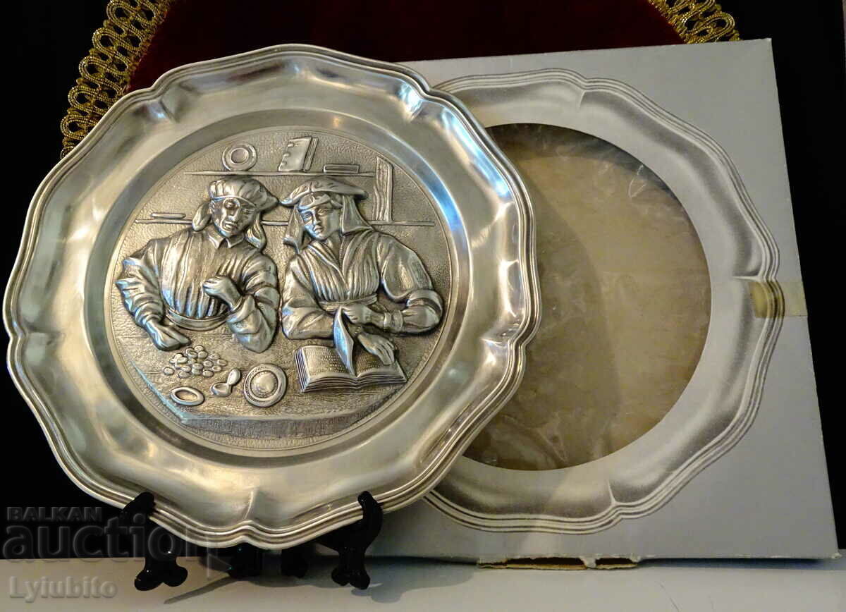 Renaissance-style hand-painted plate, panel with original artwork Renaissance-style hand-painted plate, panel with original artwork