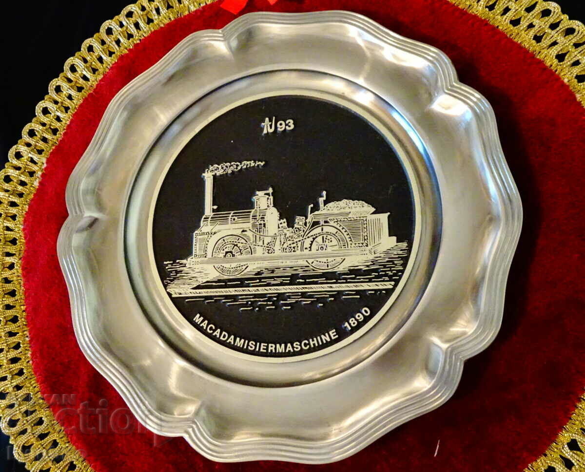 Auction A tin panel with a steam locomotive. Auction A tin panel with a steam locomotive.