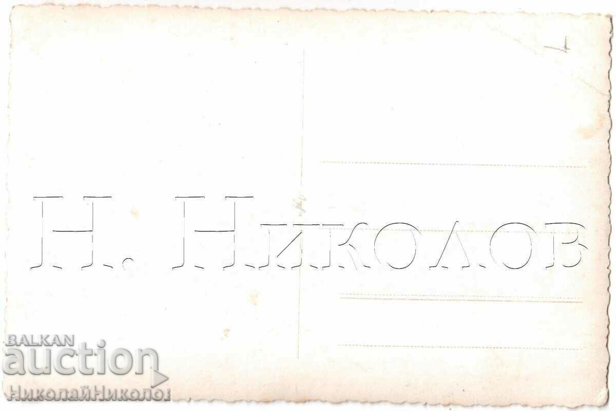 СТАРА СНИМКА ВАРНА МЛАДИ МЪЖЕ В СТУДИО ПОЛИ ФОТО Д056 с цена € 2.00 | 3.91 лв.