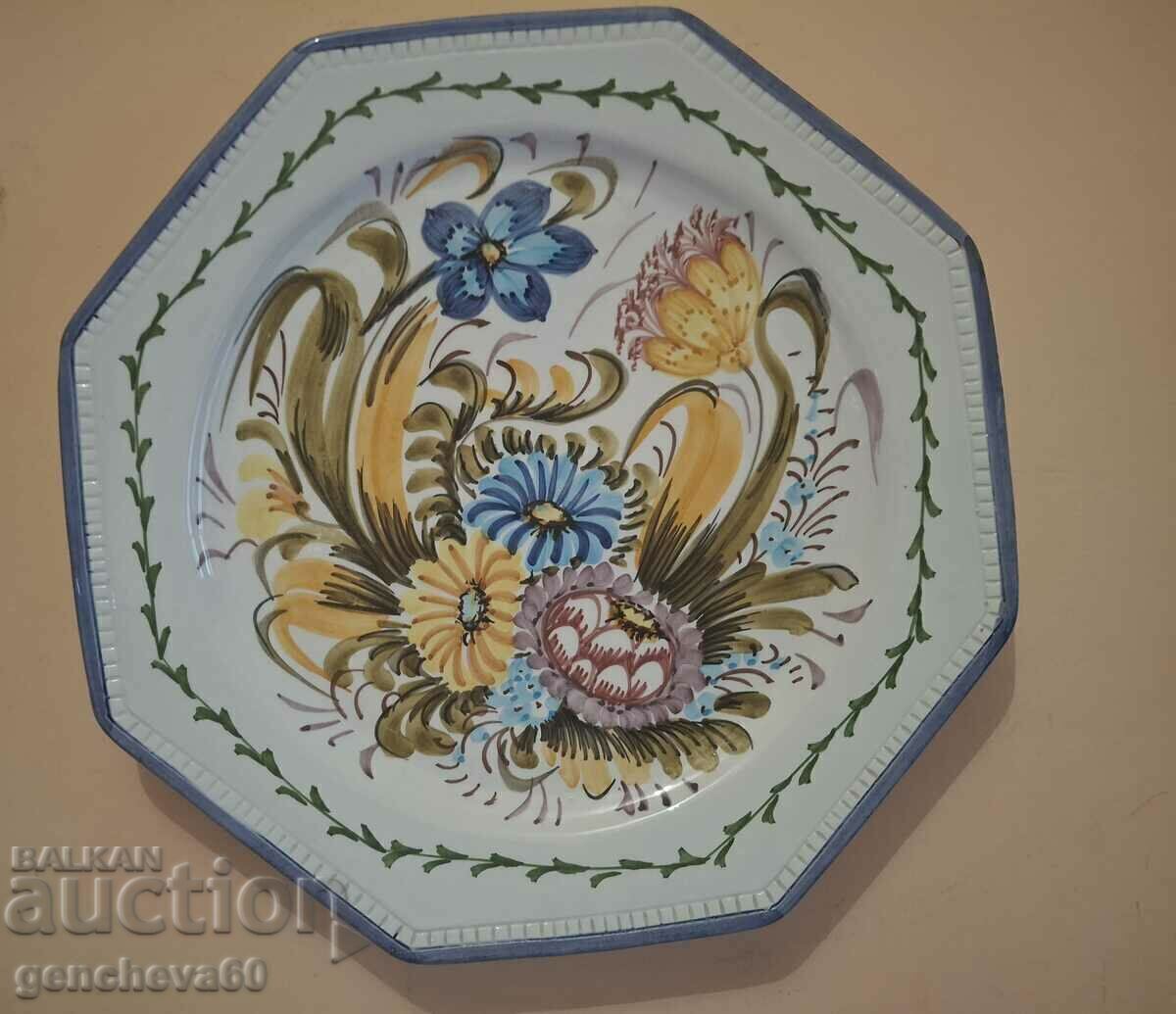 Plato mare de portelan cu motive florale/decor cu preț 30.00 BGN | € 15.34 Plato mare de portelan cu motive florale/decor cu preț 30.00 BGN | € 15.34