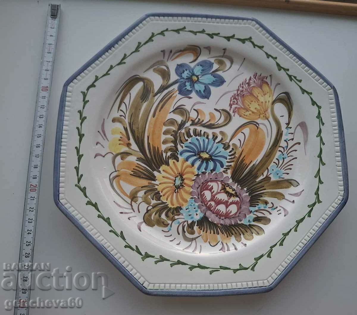 Auction  Large porcelain platter with floral motifs/decoration
