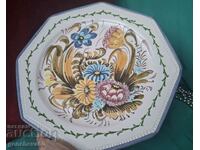 Large porcelain platter with floral motifs/decoration