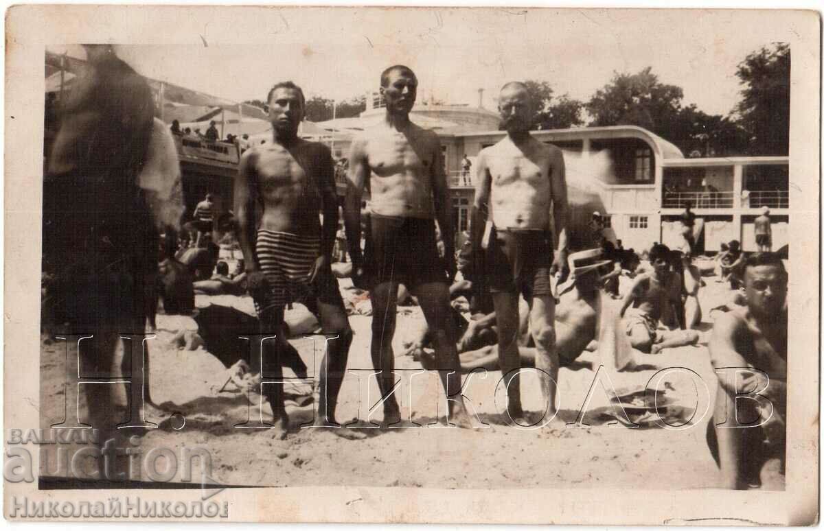 FOTO VECHE VARNA BĂRBAȚI PE PLAJĂ LANGĂ SATUL BRASHLEN RUSE D057 FOTO VECHE VARNA BĂRBAȚI PE PLAJĂ LANGĂ SATUL BRASHLEN RUSE D057