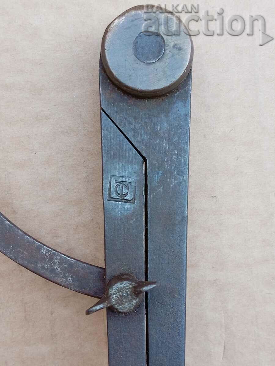 Delivery of antique device metal compass Delivery of antique device metal compass