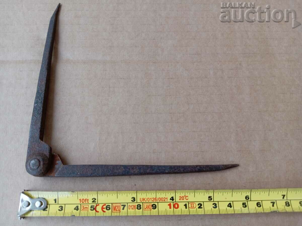 Delivery of ancient primitive device metal compass Delivery of ancient primitive device metal compass