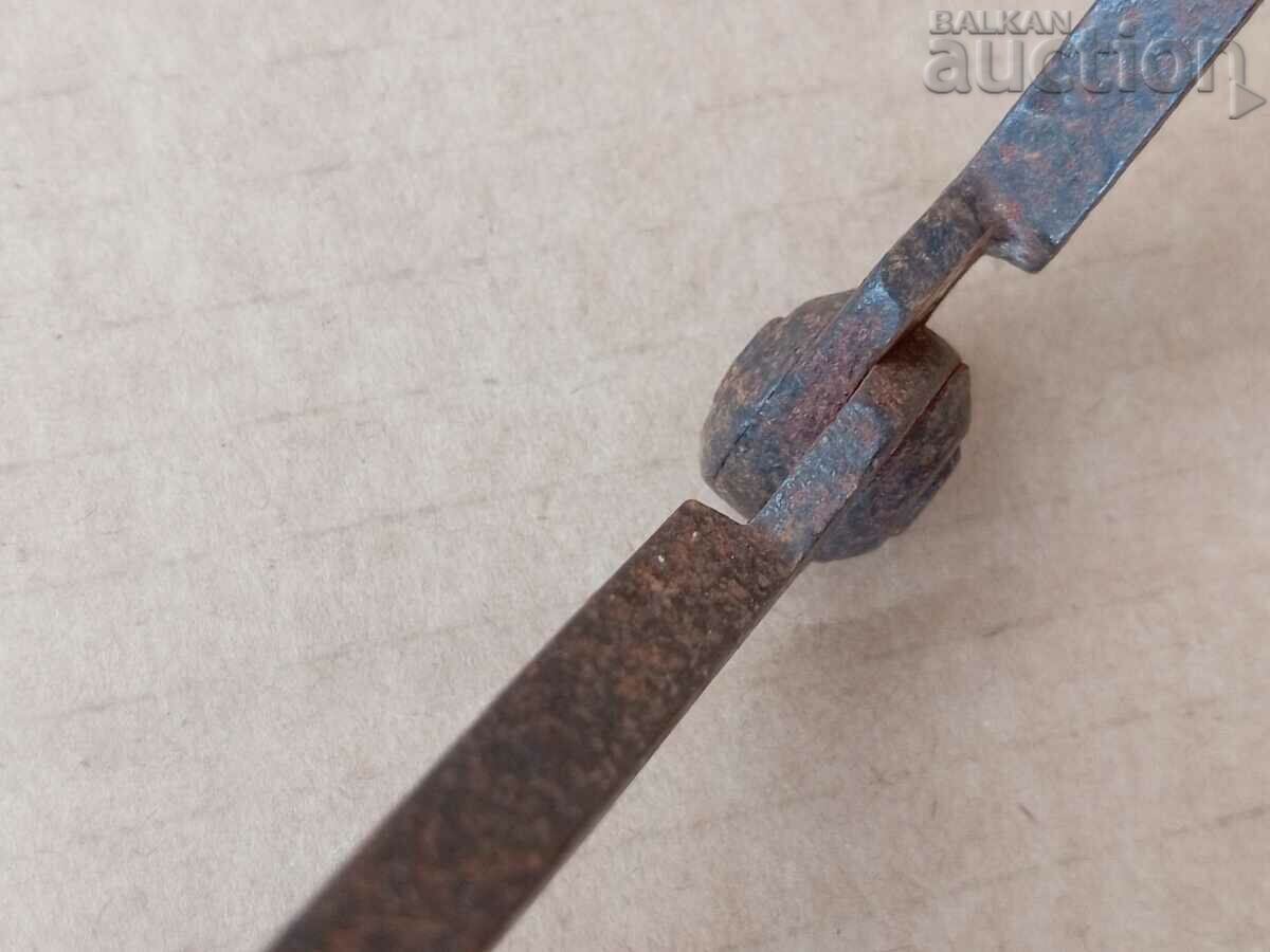 ancient primitive device metal compass - 5 ancient primitive device metal compass - 5