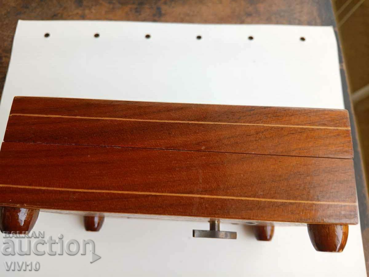 Frumoasă cutie de bijuterii, marqueterie, lanternă cu preț 50.00 BGN | € 25.56 Frumoasă cutie de bijuterii, marqueterie, lanternă cu preț 50.00 BGN | € 25.56