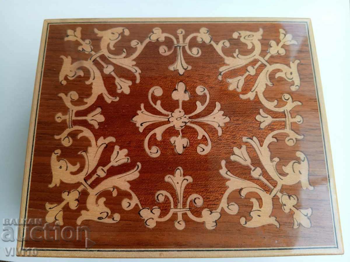 Frumoasă cutie de bijuterii, marqueterie, lanternă Frumoasă cutie de bijuterii, marqueterie, lanternă