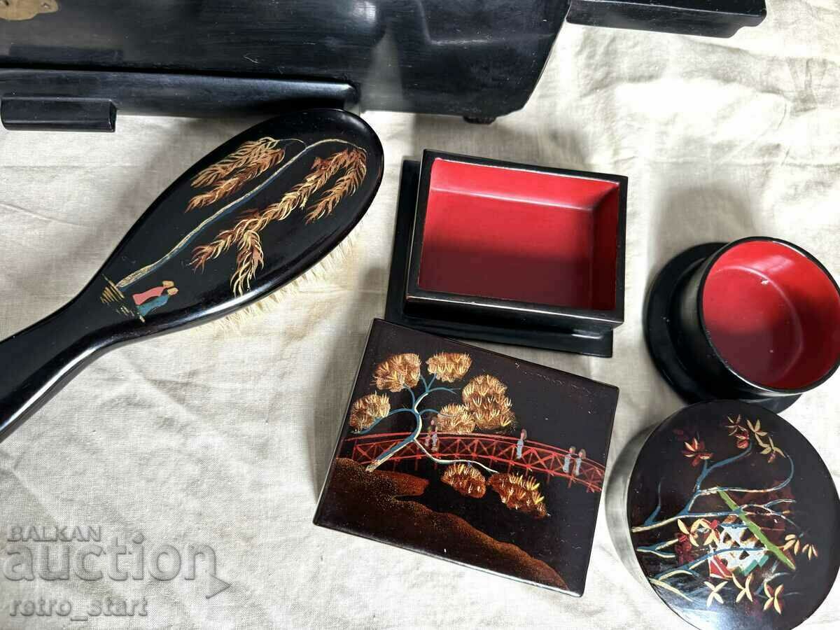 Delivery of Asian toiletry and jewelry box Delivery of Asian toiletry and jewelry box