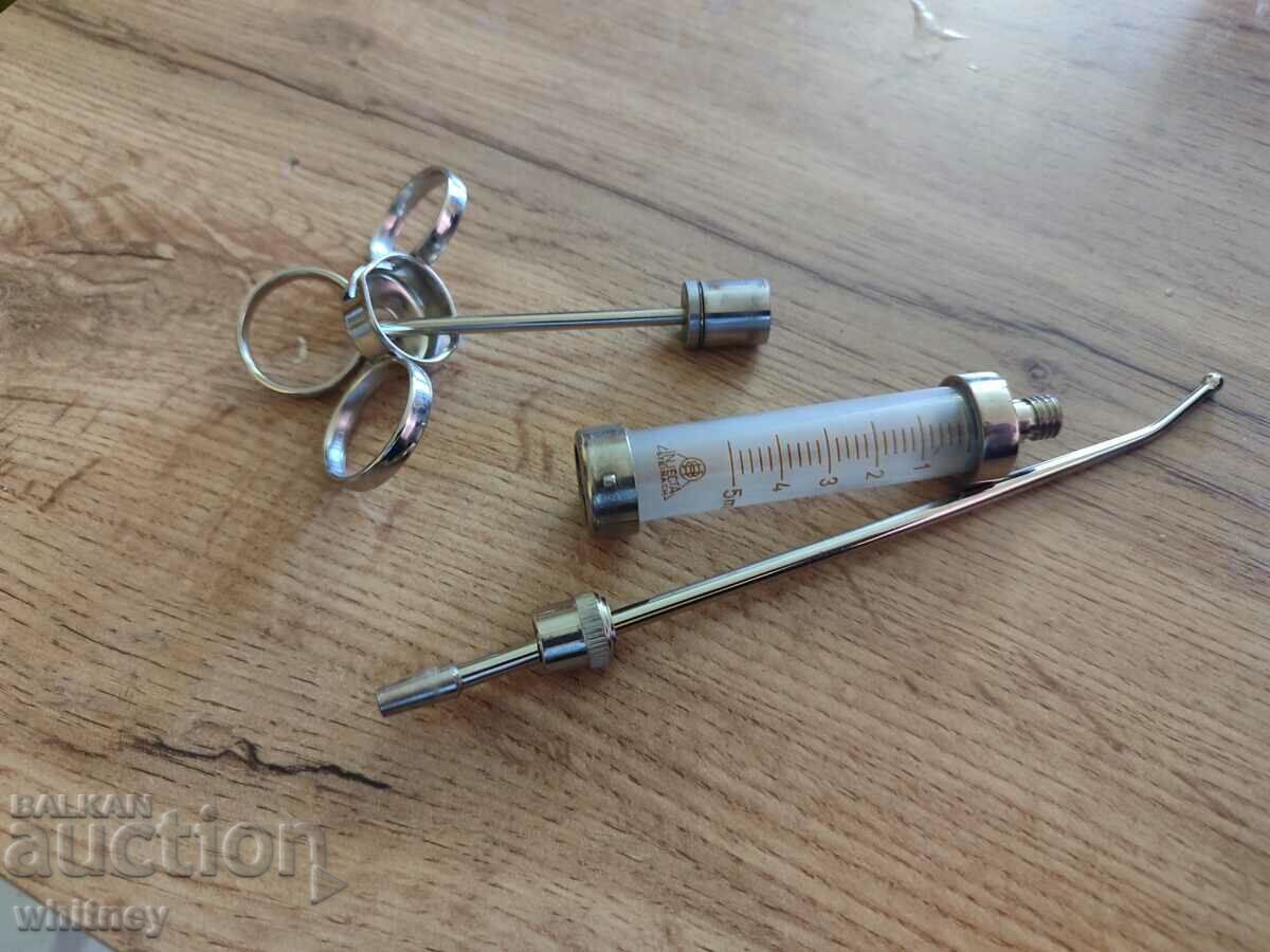 Παλιά ιατρική σύριγγα με τιμή 9.99 BGN | € 5.11 Παλιά ιατρική σύριγγα με τιμή 9.99 BGN | € 5.11