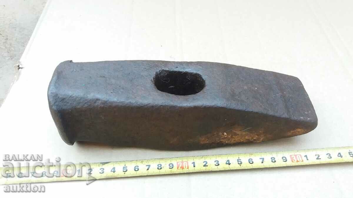 Licitație Ciocan masiv - 4 KG. Licitație Ciocan masiv - 4 KG.