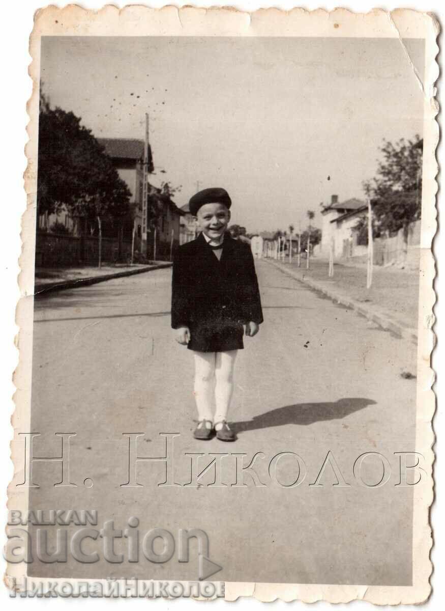МАЛКА СТАРА СНИМКА МАЛЪК УЧЕНИК НА УЛИЦАТА Д081 МАЛКА СТАРА СНИМКА МАЛЪК УЧЕНИК НА УЛИЦАТА Д081